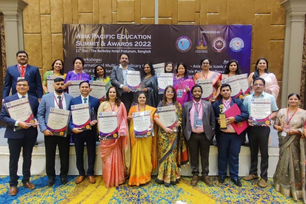 Chairperson Dr. Shahnaz Ahmed receiving the Asia Pacific Education Summit Award held in Bangkok